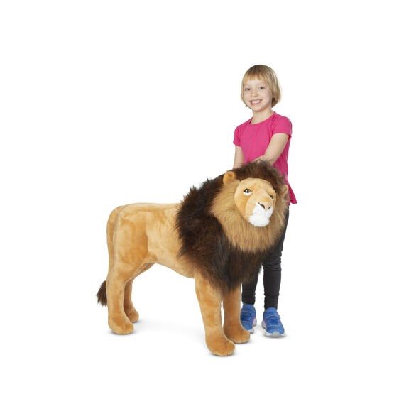 ילדה מחזיקה אריה